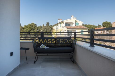 villa-m-premantura-golden-flowers-balcony