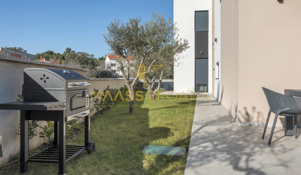 villa-m-premantura-side-of-the-house