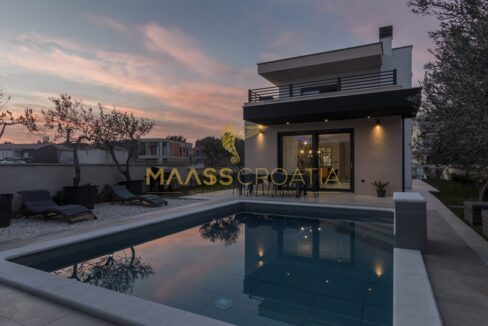 villa-m-premantura-pool-evening-backyard