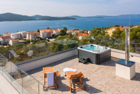 Neue moderne Villa mit Meerblick in der Nähe von Šibenik