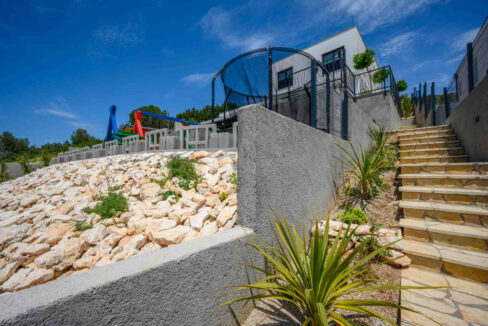 Neue moderne Villa mit Meerblick in der Nähe von Šibenik