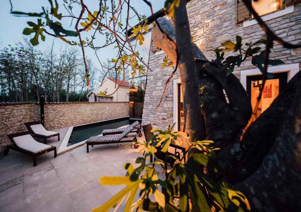 Neue moderne Villa aus Stein in der Region Zadar