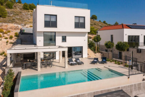 Neue moderne Villa mit Meerblick in der Nähe von Šibenik