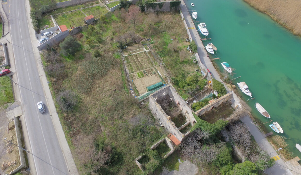 Historisches Gebäude am Meer