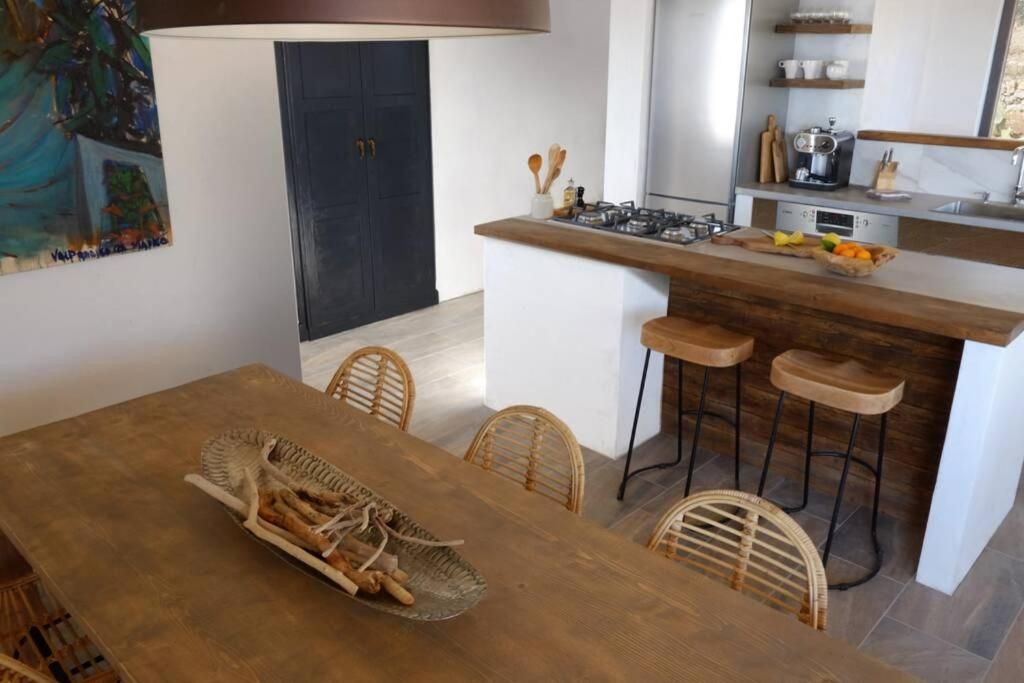 Weißes Haus mit Meerblick auf der Insel Vis