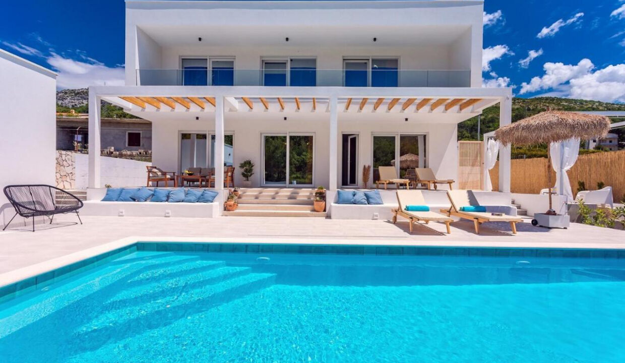 Wunderschöne weiße Villa bei Omis