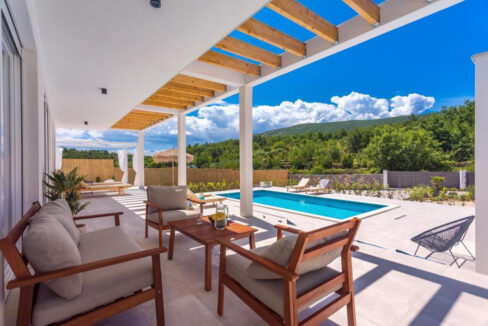 Wunderschöne weiße Villa bei Omis