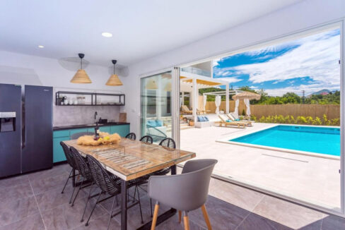 Wunderschöne weiße Villa bei Omis