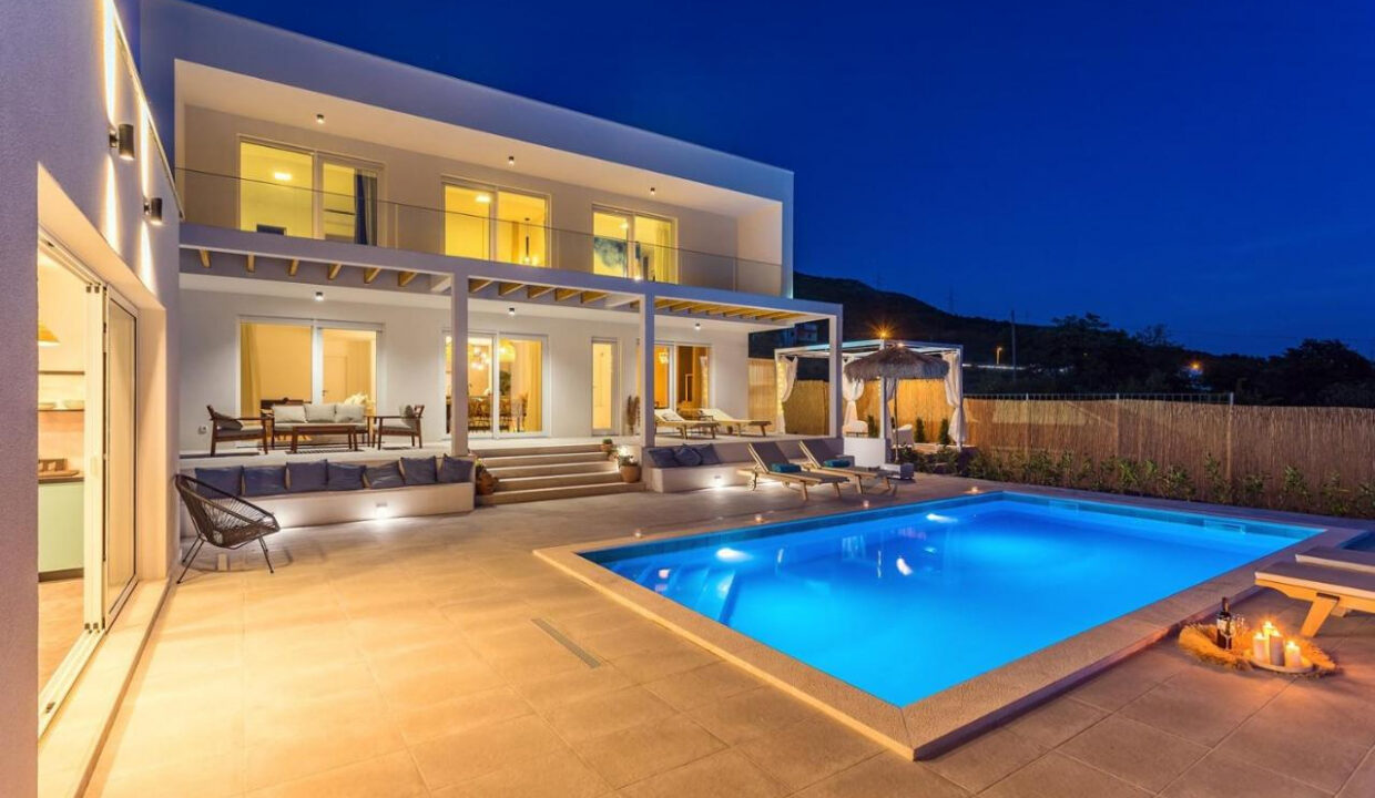 Wunderschöne weiße Villa bei Omis