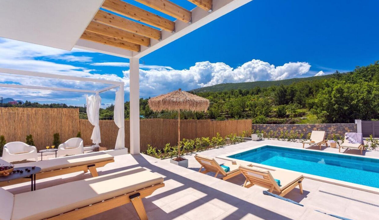 Wunderschöne weiße Villa bei Omis