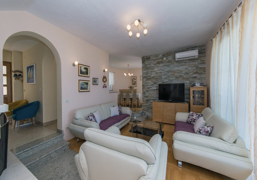 Haus mit Garten und Meerblick in Makarska