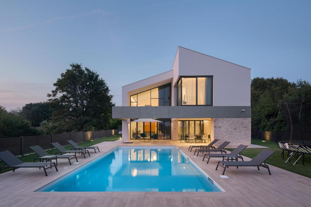 Zeitgenössische luxuriöse moderne Villa - Liznjan, Istrien